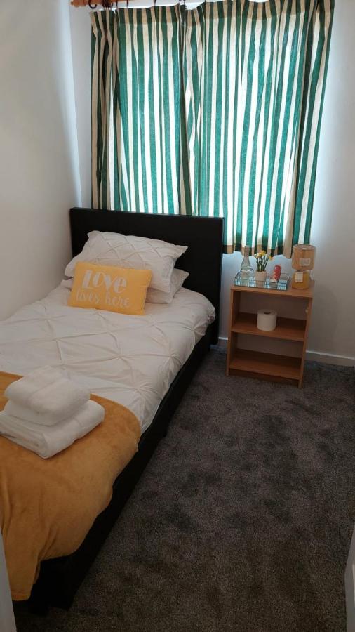 Lizras Bed and Breakfast Farnworth Buitenkant foto