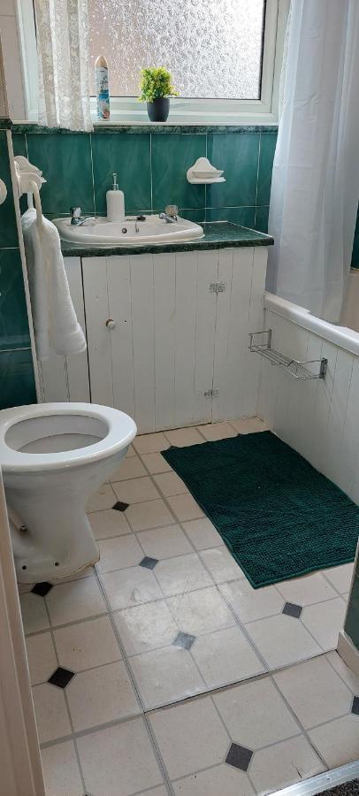 Lizras Bed and Breakfast Farnworth Buitenkant foto