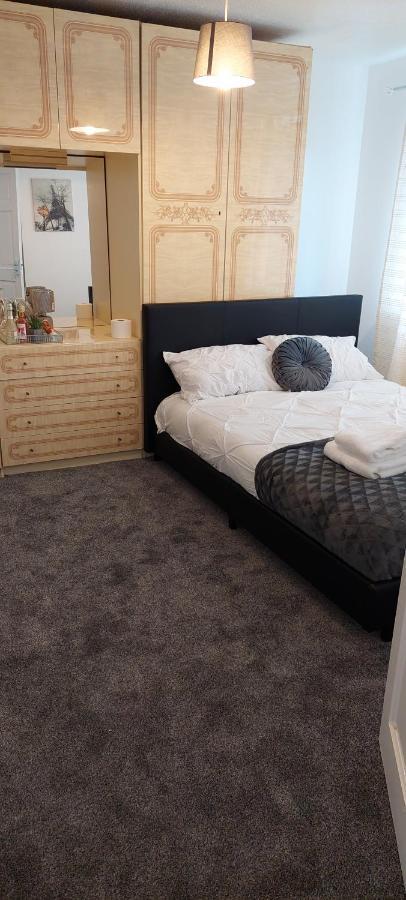Lizras Bed and Breakfast Farnworth Buitenkant foto